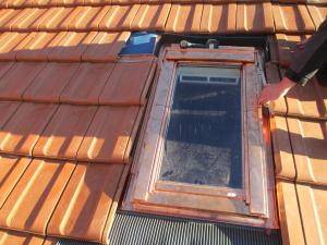 Dachfenster zwischen Dachziegel