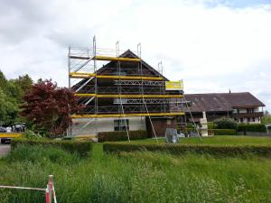 Gerüst an der Hausfassade